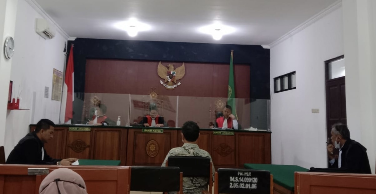 Terdakwa saat duduk di kursi persidangan di Pengadilan Negeri Palangka Raya