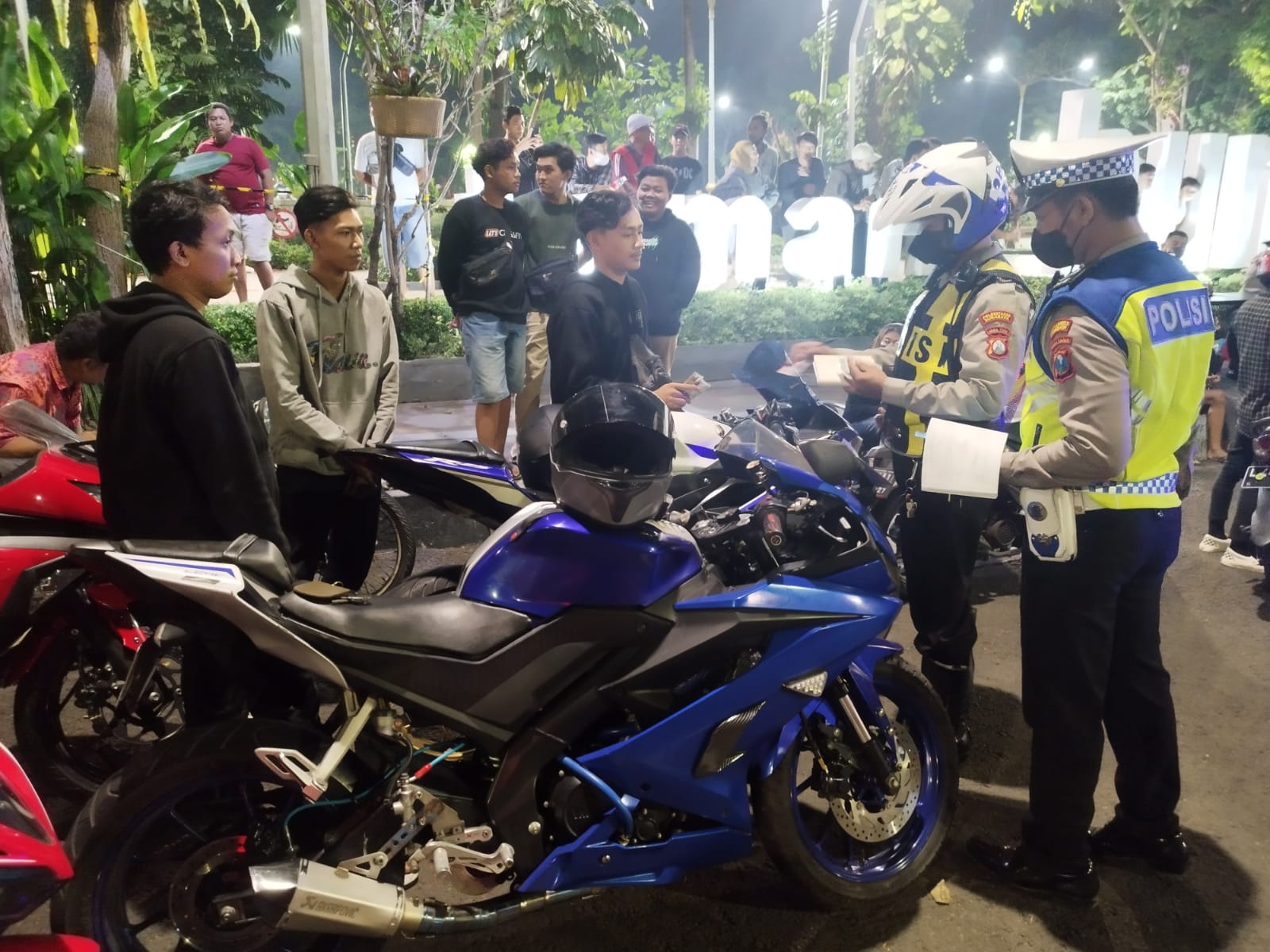 Sat Lantas Polrestabes Surabaya menggelar razia knalpot brong dan cipta kondisi di Jalan Darmo, tepatnya di Depan Taman Bungkul Surabaya, Minggu (11/9/2022). Dok : Jemmi Purwodianto