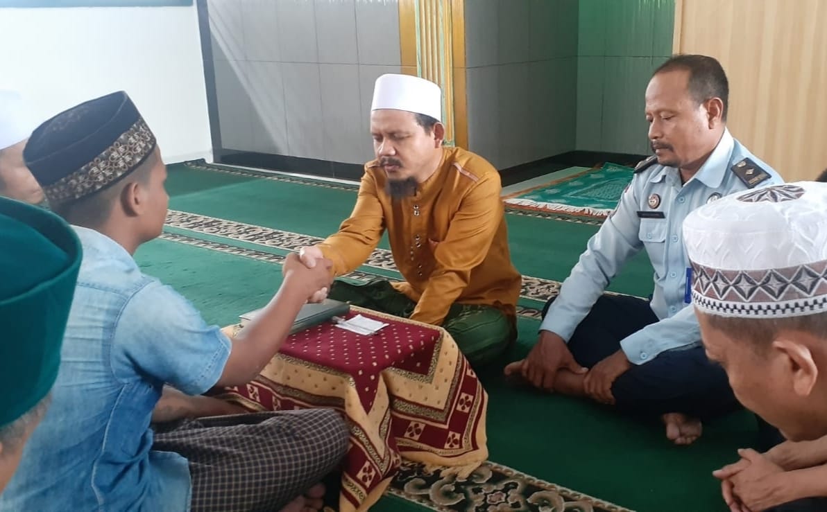 Warga binaaan bernama Budi Cahyono (19) ini memutuskan masuk agama islam lantaran ia sering mendengar lantunan ayat suci Al Quran di Masjid Rutan
