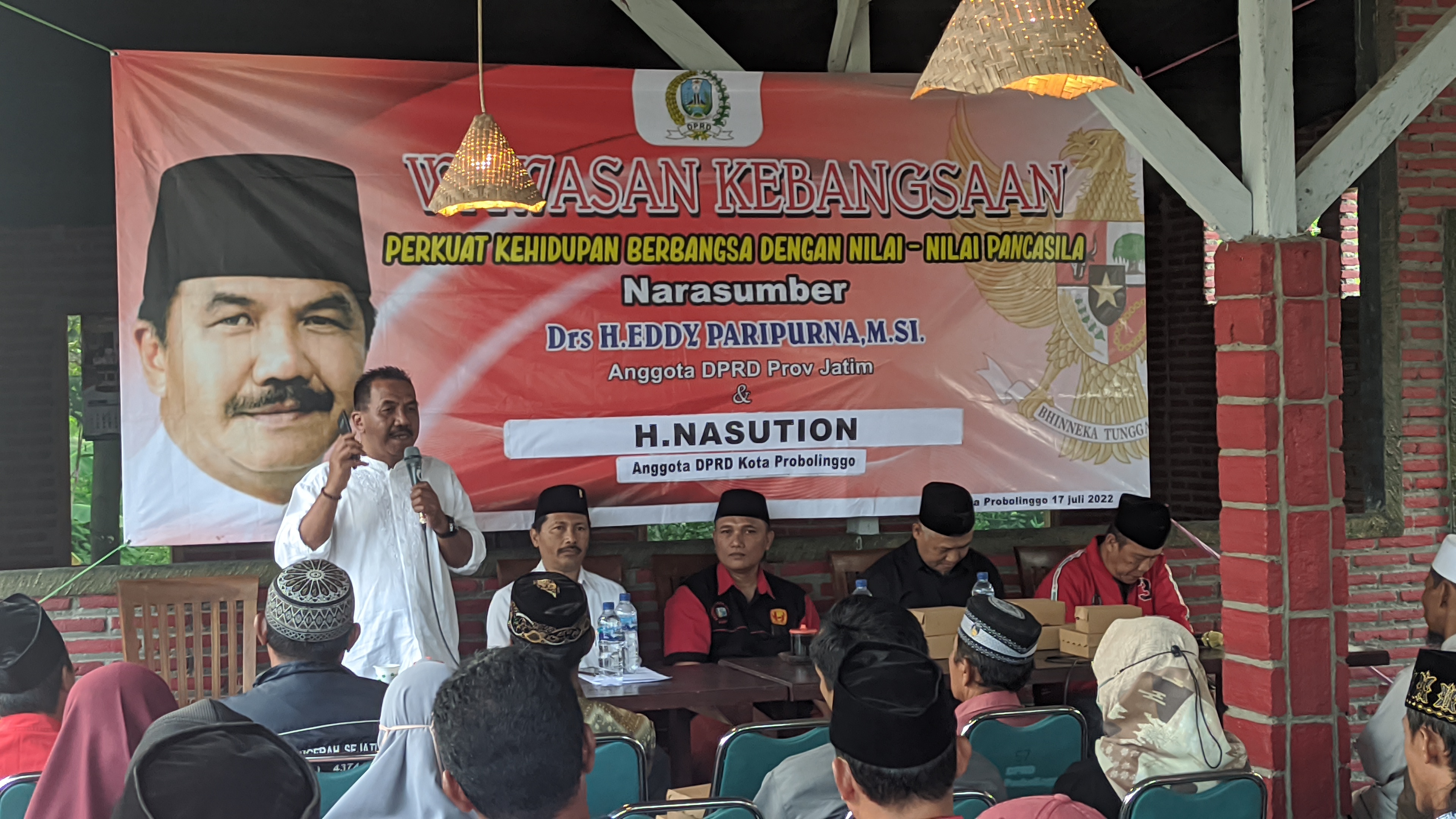 Anggota DPRD Jawa Timur, Eddy Paripurna mengajak masyarakat ikut mewaspadai dampak sosial media bagi anak-anak