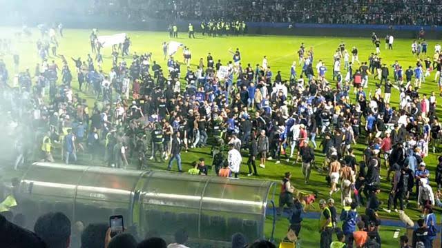 Kerusuhan terjadi di Stadion Kanjuruhan Malang usai laga Arema FC Vs Persebaya Suarabaya. Sebanyak 127 orang tewas dalam tragedi tersebut.