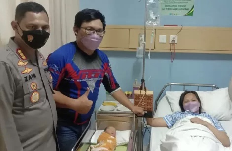 Kapolres Metro Tangerang Kota Kombes Pol Zain Dwi Nugroho memberikan kejutan kepada 3 bayi lahir 1 Juli di Tangerang