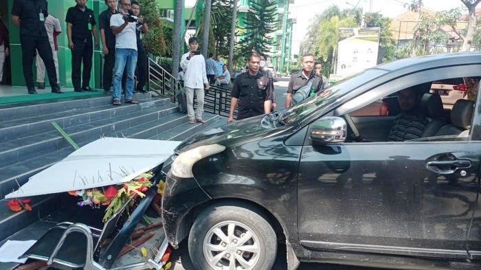 Mobil yang dikendarai dosen diduga sengaja merusak sarana aksi mahasiswa dengan menabrakkan mobil ke karangan bunga dan kursi yang dibawa BEM Unisla, Jumat (15/7/2022)