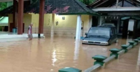 Banjir Bandang, Ratusan Warga Pacitan Mengungsi Banjir di Pacitan merendam pemukiman warga. Mereka pun mengungsi. (Foto: Metro TV)