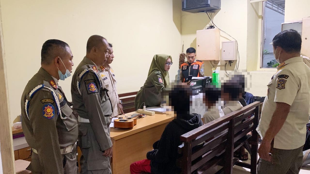 Satpol PP Kota Surabaya berhasil menertibkan lima orang pengamen di bawah umur.