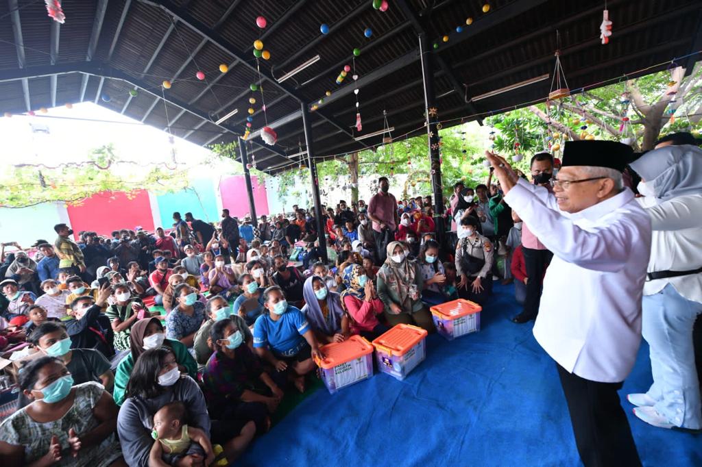Wakil Presiden (Wapres) K.H. Ma'ruf Amin mengunjungi posko pengungsian warga terdampak kebakaran, di RPTRA Rasela, Kelurahan Rawa Badak Selatan, Jakarta Utara, pada Sabtu (04/03/2023) siang