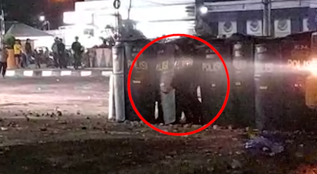 Screenshot detik-detik Video diduga oknum polisi melepas busur ke arah mahasiswa
