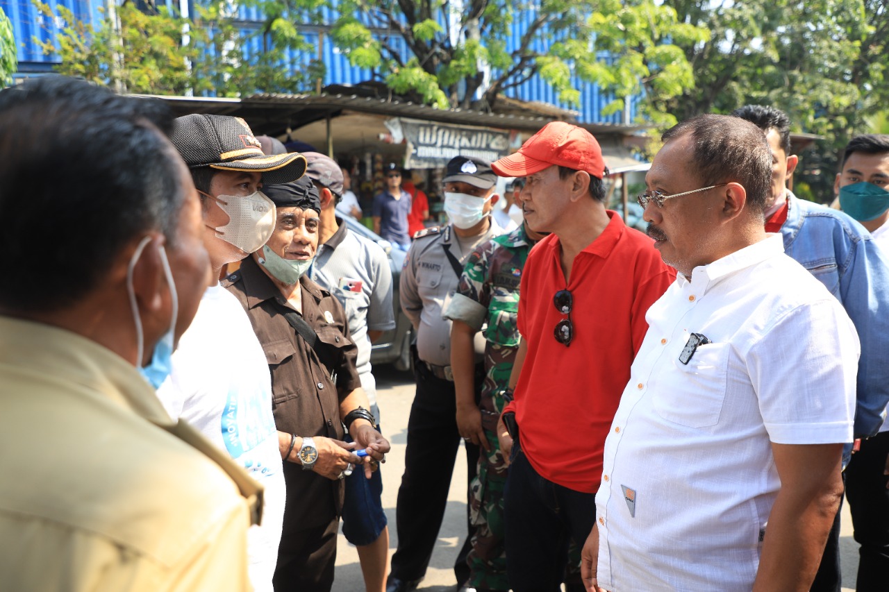 Wakil Walikota Surabaya Armuji di Teluk Nibung , Kecamatan Pabean Cantian pada Selasa (29/9) pagi didampingi Camat Pabean Cantian dan Lurah Perak Utara menemui warga.