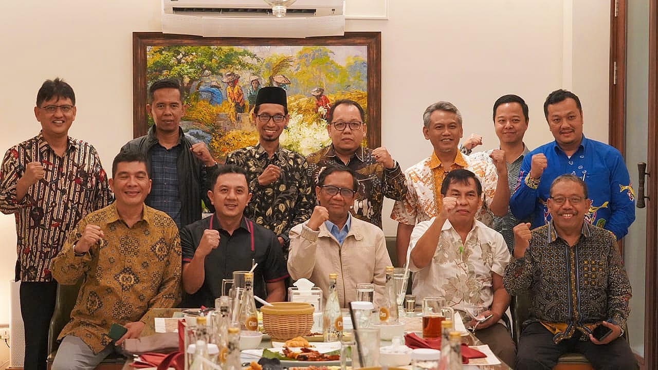 Menteri Koordinator Bidang Politik, Hukum, dan Keamanan (Menko Polhukam) Mahfud MD menerima kunjungan Alumni Kelompok Cipayung Jatim, di Rumah Makan Layar, Jalan Manyar Kertoarjo 23-25 Surabaya, Minggu (30/10)