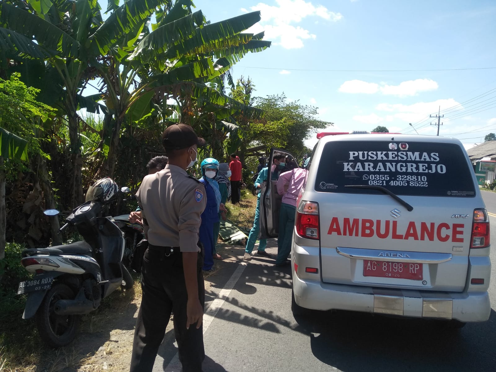 Evakuasi korban laka tunggal di Jalan Raya Ngantru Kabupaten Tulungagung