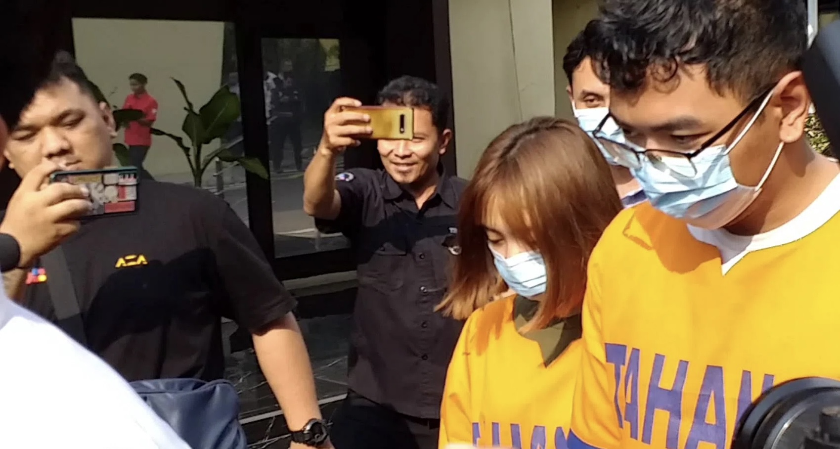 AH (kiri) dan ICS, dua tersangka pembuat video porno "Kebaya Merah".
