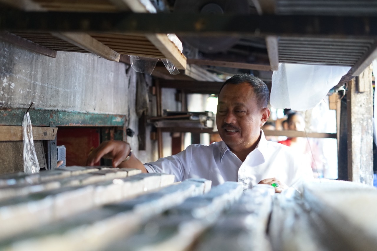 Wakil Walikota Surabaya Armuji mengunjungi kampung tempe sekaligus melihat langsung proses produksi mulai dari memasak, peragian hingga pengemasan