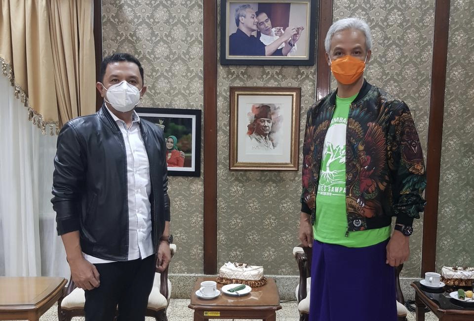 Ketua PA GMNI Jatim Deni Wicaksono bersama Ganjar Pranowo