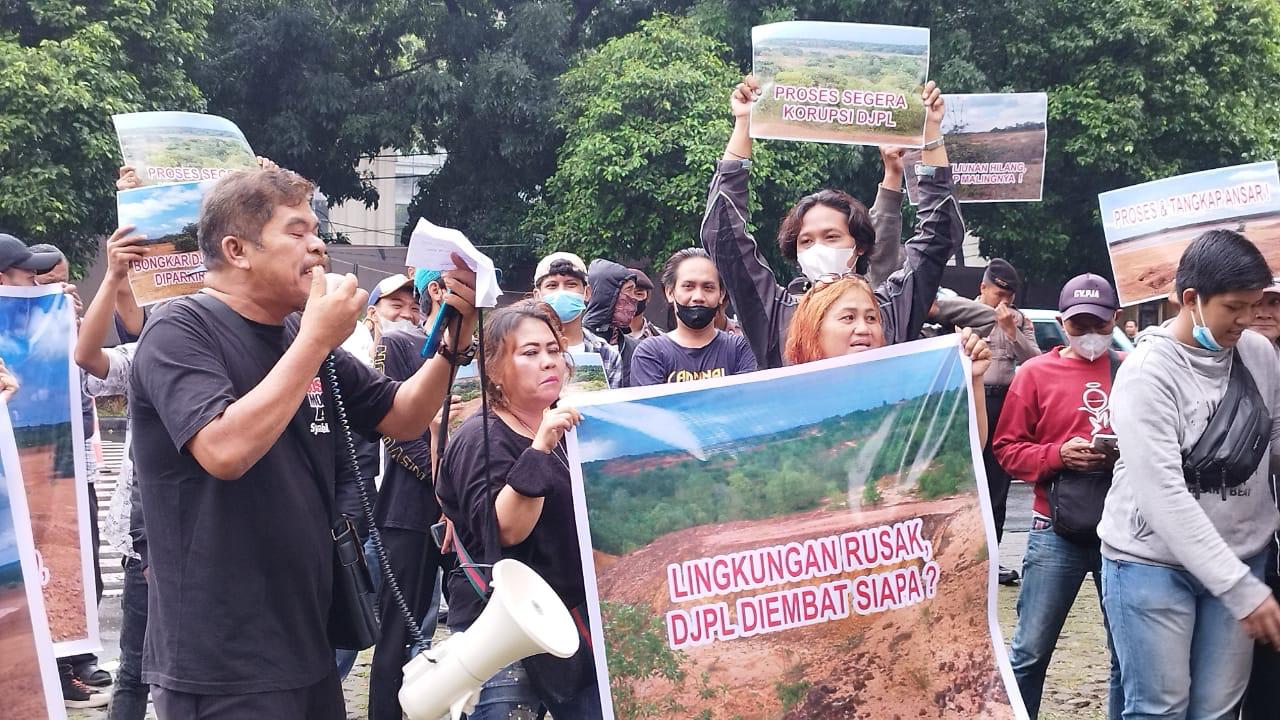 Ratusan pendemo di depan Gedung Merah Putih KPK Kuningan, Jakarta, Rabu 1 Februari 2023
