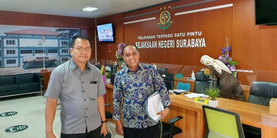 Ferry Jocom, melaporkan atasannya Kasatpol PP Surabaya ke Kejari Surabaya, Rabu (10/8)