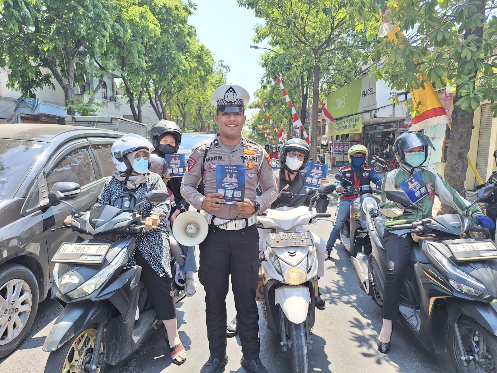 Satlantas Polres Gresik membagikan kumpulan soal-soal ujian teori SIM (Surat Ijin Mengemudi)