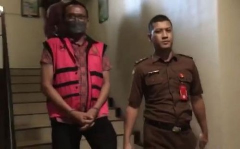 FE menjalani pemeriksaan sebagai tersangka kasus penjualan barang sitaan di Kejari Surabaya