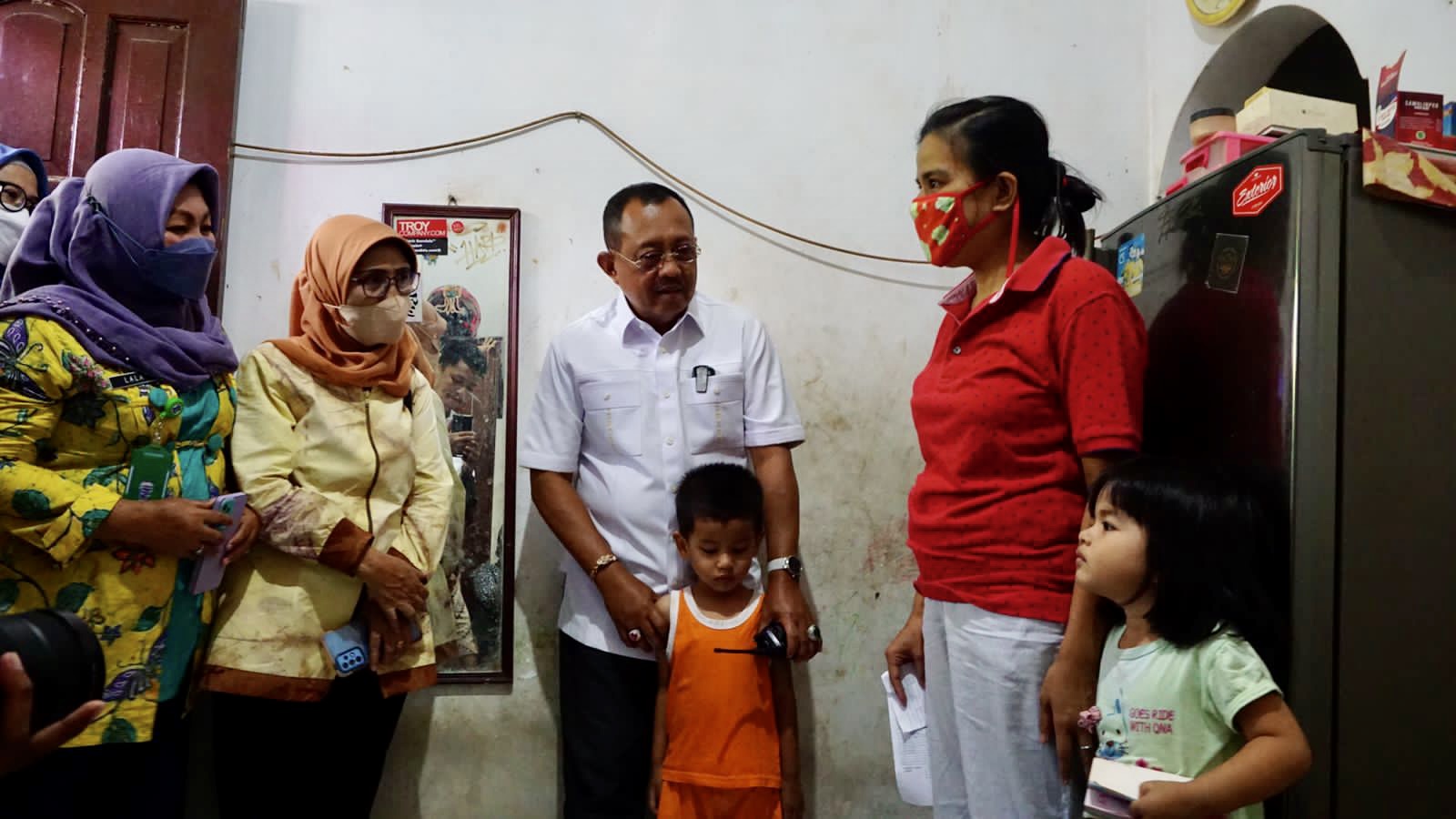 Wakil Walikota Surabaya Armuji mendatangi rumah kontrakan Febria Cornelia pada Kamis (1/9) didampingi pihak kecamatan bubutan , puskesmas dan kader suroboyo hebat (KSH)