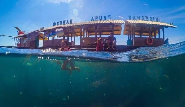 Rumah Apung Di Lokasi Wisata Bangsring Underwater Banyuwangi