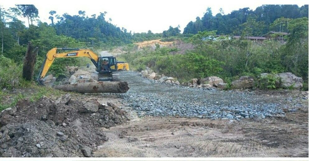 Jalan menuju lokasi stockpile batubara perusahaan tambang batubara PT Tuah Globe Mining (TGM) di Kalimantan Tengah, diduga dirusak.