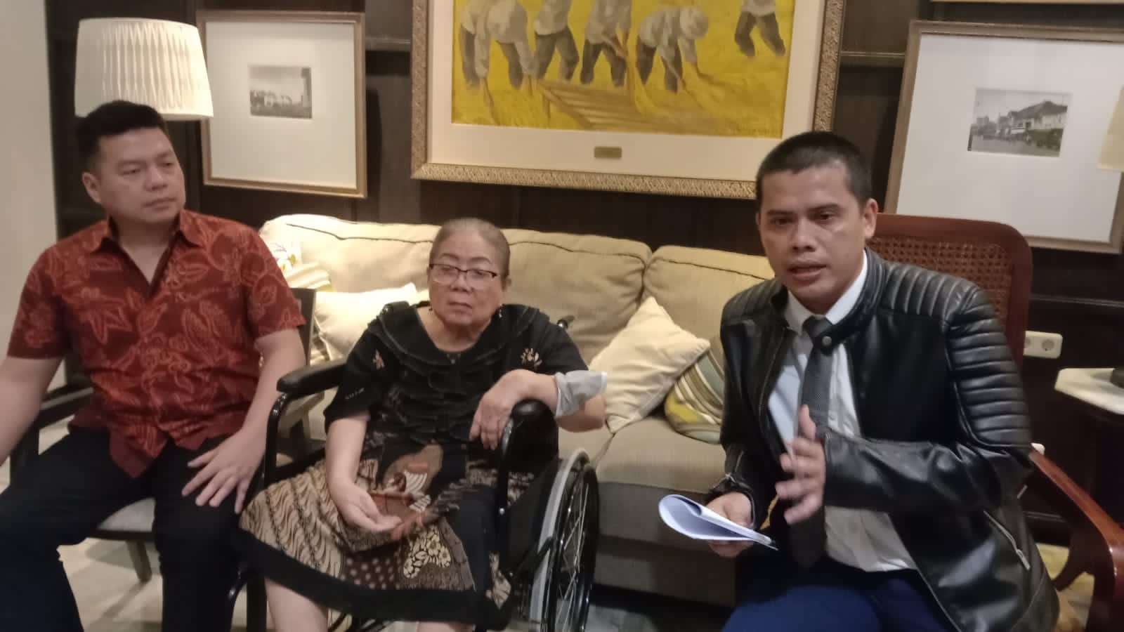 Megawati Purnamasari (78) bersama kuasa hukumnya