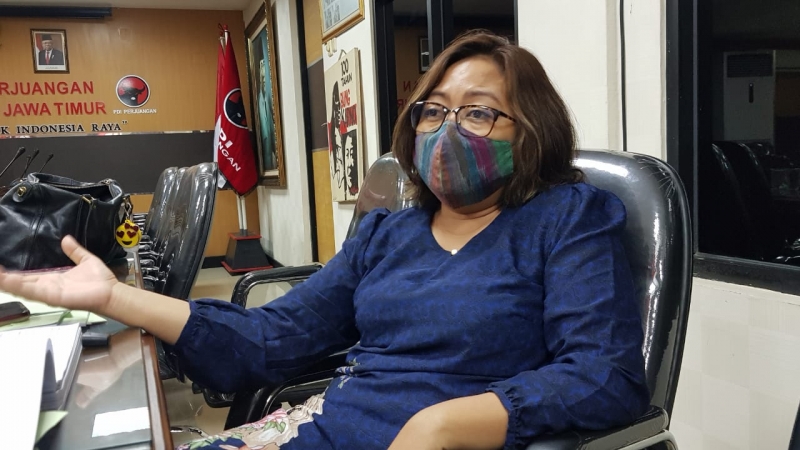 Anggota DPRD Jatim, Agatha Retnosari saat membagikan masker masyarakat Surabaya.