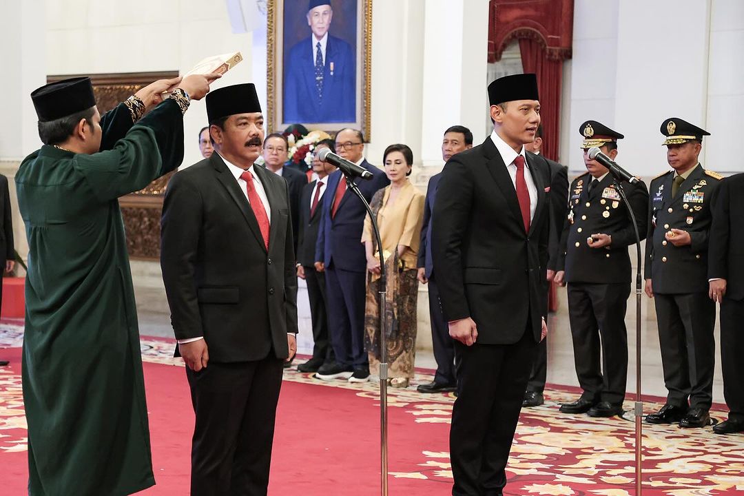 Agus Harimurti Yudhoyono dan Hadi Tjahjanto dilantik sebagai Menteri ATR/BPN dan Menkopolhukam yang baru di Kabinet Indonesia Maju. (Instagram @agusyudhoyono)