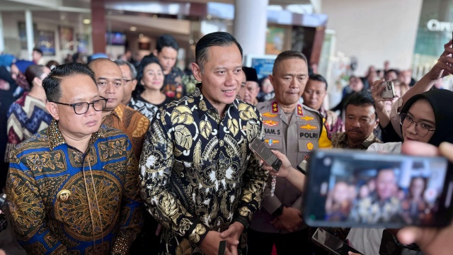 Pj Gubernur Jatim, Adhy Karyono mendampingi menteri ATR/BPN yang berkunjung menyerahkan sertifikat rumah atau tempat peribadatan gereja di Jatim di hall Ciputra Surabaya. (Kominfo)