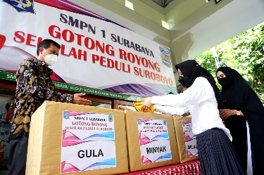 Siswa SMP N 1 saat menyerahkan bantuan kebutuhan pokok