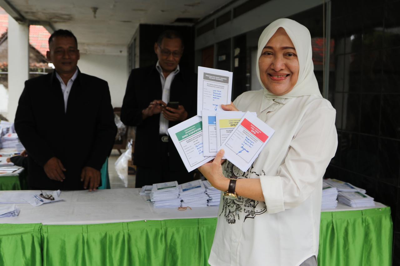 Bupati Bojonegoro Anna Mu'awanah saat mencoblos pada Pemilu 2019 lalu. (Bojonegorokab.go.id) 