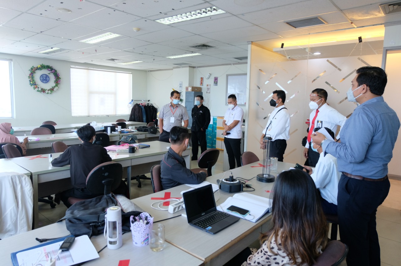 Proses asesmen Satgas Percepatan Penanganan Covid-19 Kota Surabaya di salah satu kantor.