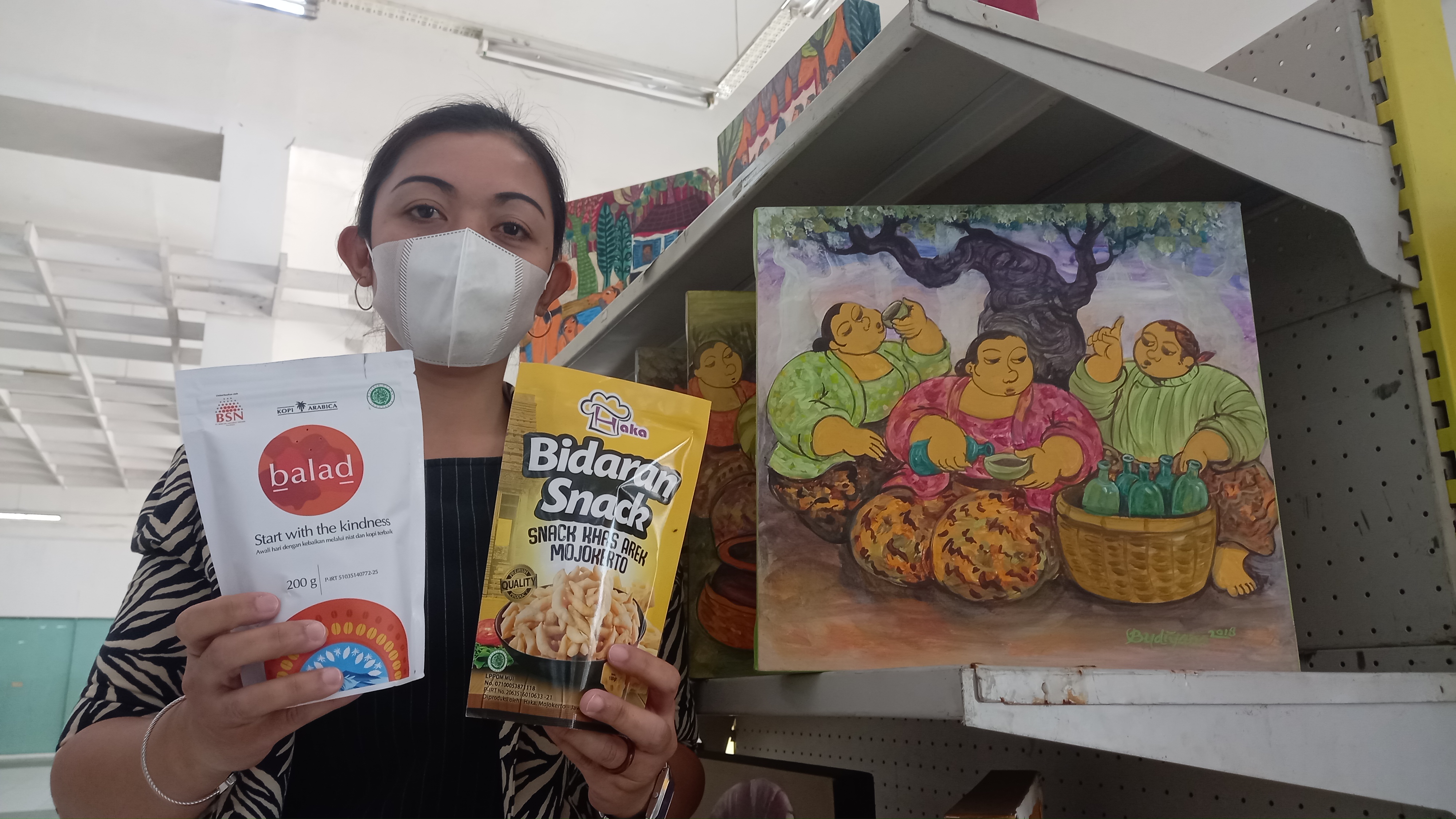 Head of Project Ay Jual Beli Segalanya, Wenny Pramudiana Kumalasari saat menunjukkan produk UMKM