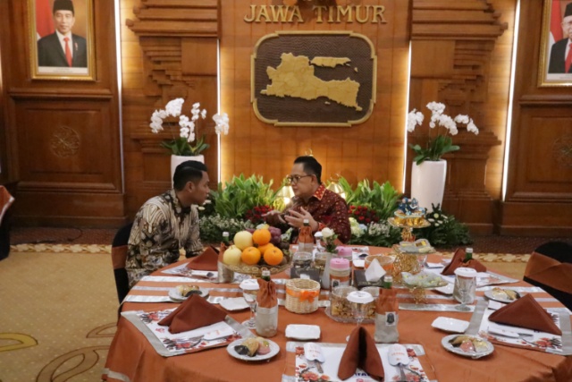 Pj. gubernur Jatim, Adhy Karyono saat halal bihalal bersama bupati/Walikota se Jatim di Grahadi. Yaitu Bupati Tuban Aditya Halindra