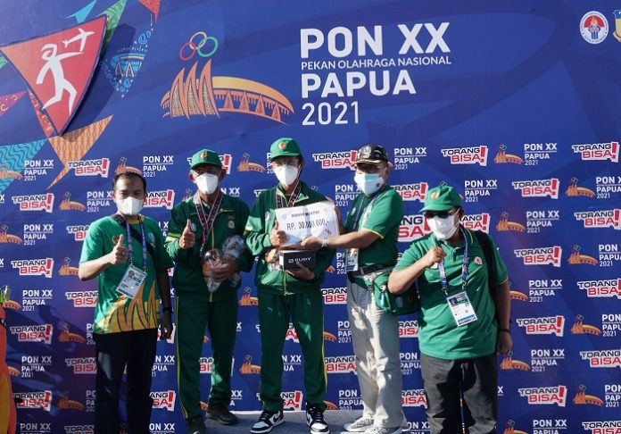 Erick Limanhadi menerima bonus mentas usai meraih emas di F3I FAI putra.