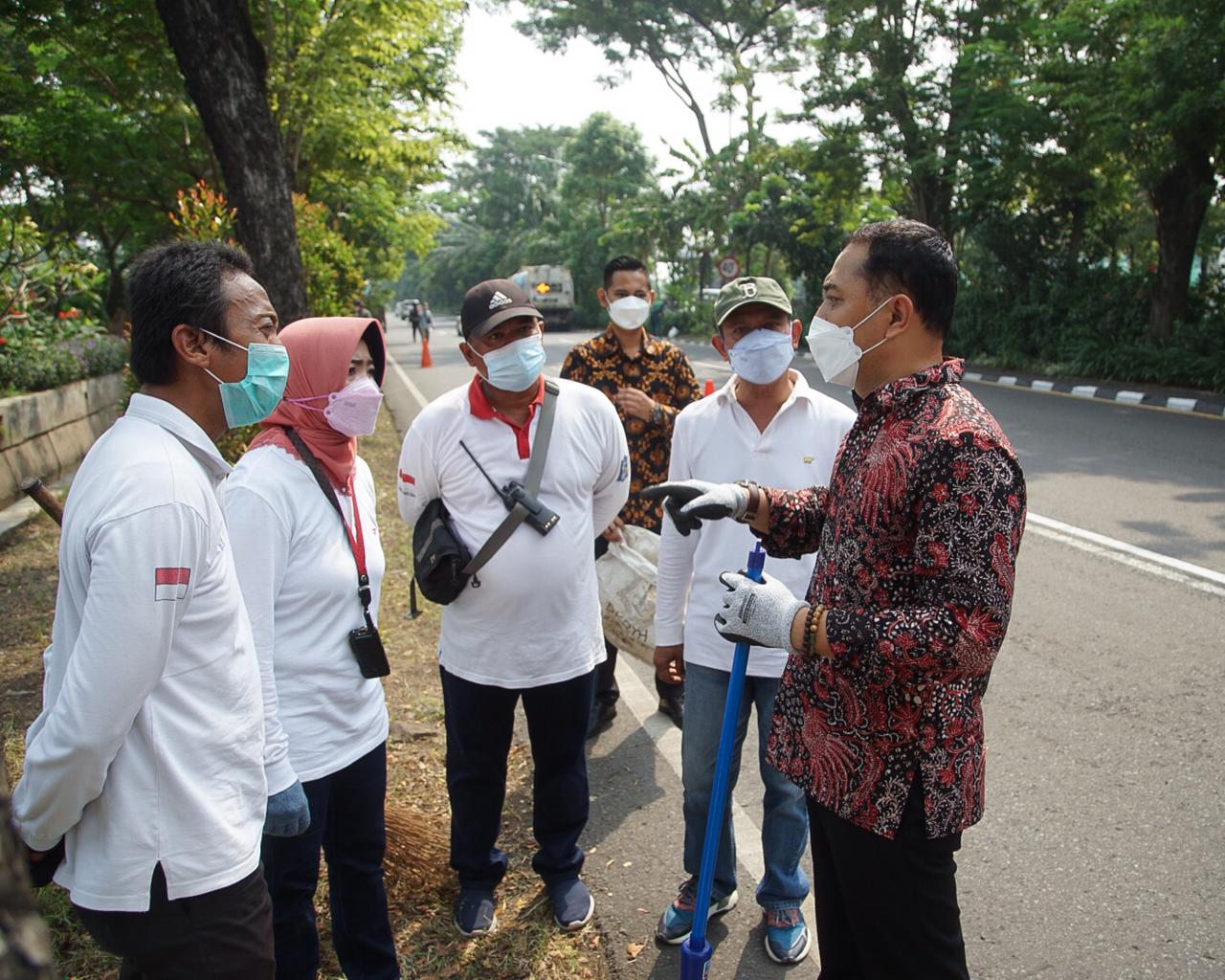 Plt Kepala DKRTH Kota Surabaya Anna Fajriatin saat menjelaskan area kebersihan kepada Wali Kota Surabaya Eri Cahyadi.