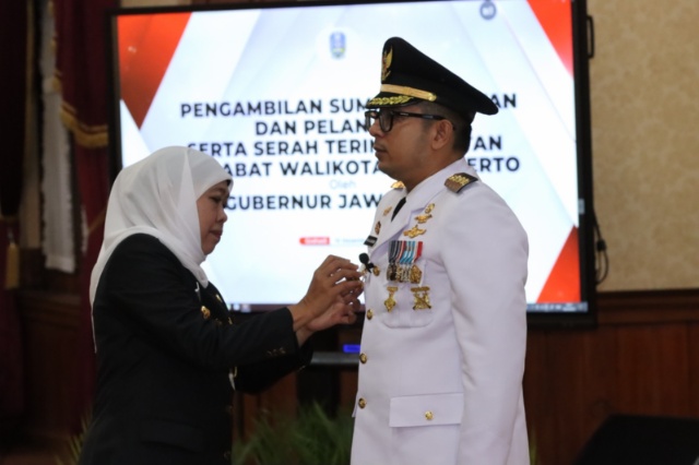 Gubernur Jatim, Khofifah Indar Parawansa saat melantik Ali Kuncoro sebagai Pj Walikota Mojokerto di Grahadi Surabaya. (Kominfo)