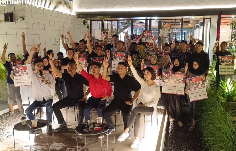 TPM Ganjar-Mahfud Kota Surabaya bertemu dengan puluhan anak muda Surabaya dalam acara Cangkruk Gama Surabaya, , Kamis 14 Desember 2023