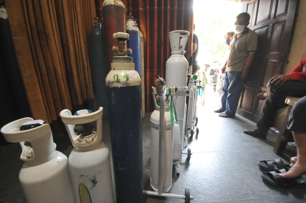 Suasana antrean warga Surabaya saat hendak mengisi tabung oksigen di Mitra Gas Surabaya, Jawa Timur, beberapa waktu lalu. (dok bacasa.id)