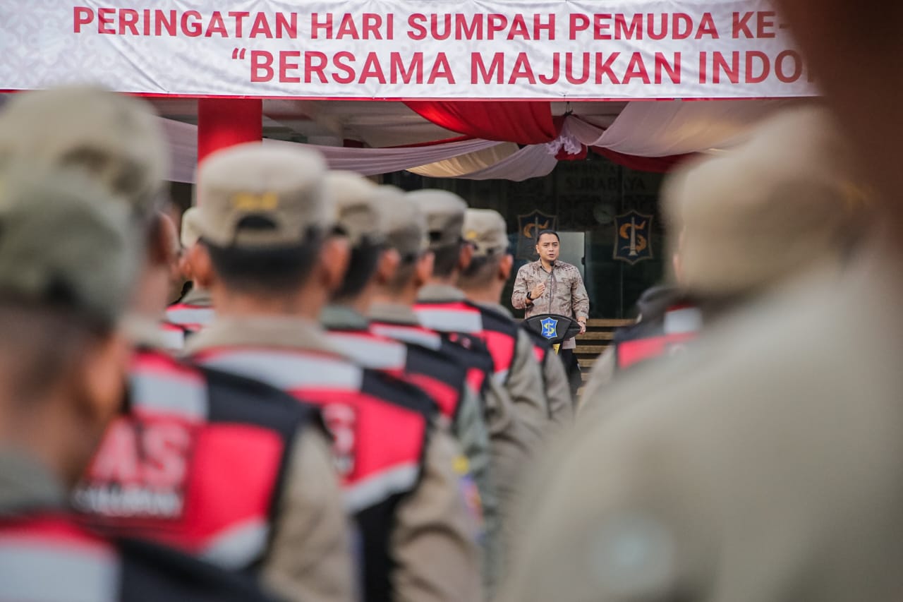 Wali Kota Surabaya Eri Cahyadi saat memimpin apel di Balai Kota