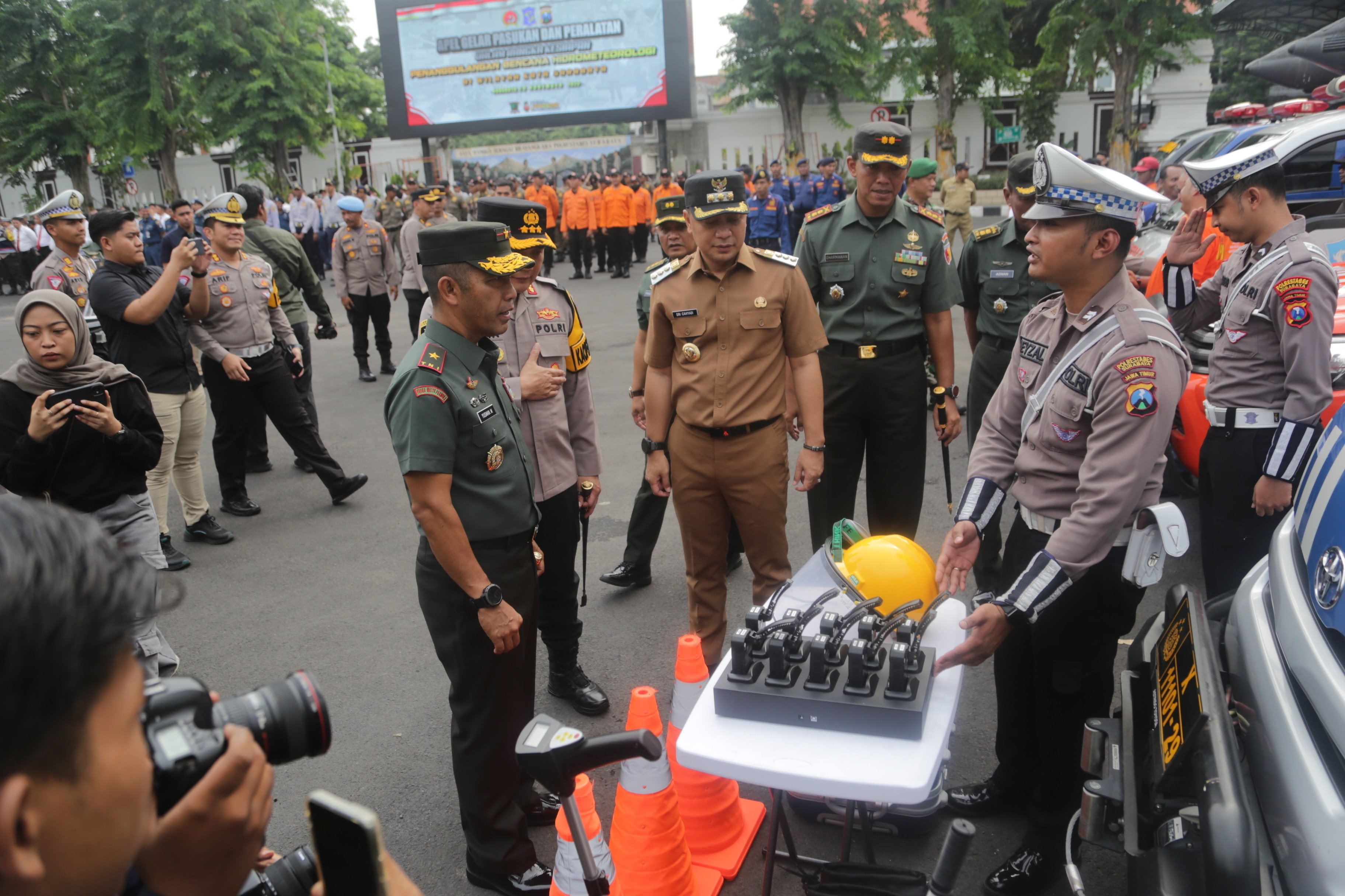 Apel Pasukan Penanggulangan Bencana Hidrometeorologi di Lapangan A Mapolrestabes Surabaya, Selasa (28/11/2023)