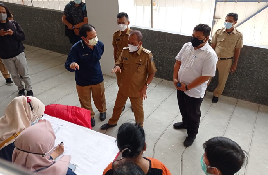 Wakil Wali Kota Surabaya Armuji saat meninjau vaksinasi lansia di RS Dr Soewandhi, Selasa (2/3/2021). (Foto : Byta/Bacasaja.id)