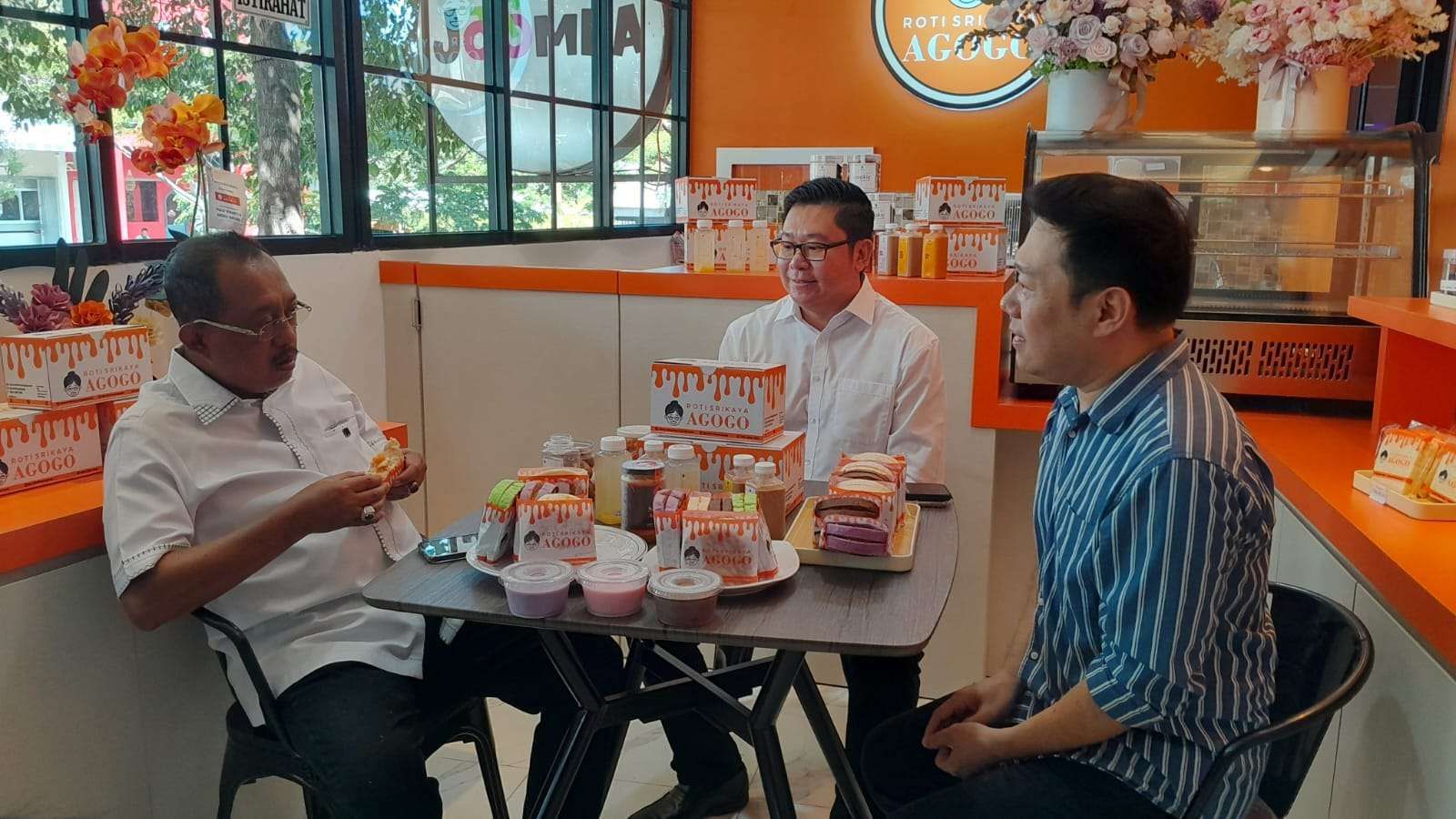 Wakil Walikota Surabaya Saat mengunjungi salah satu stand UMKM (Foto: Dok Humas Pemkot Surabaya) 
