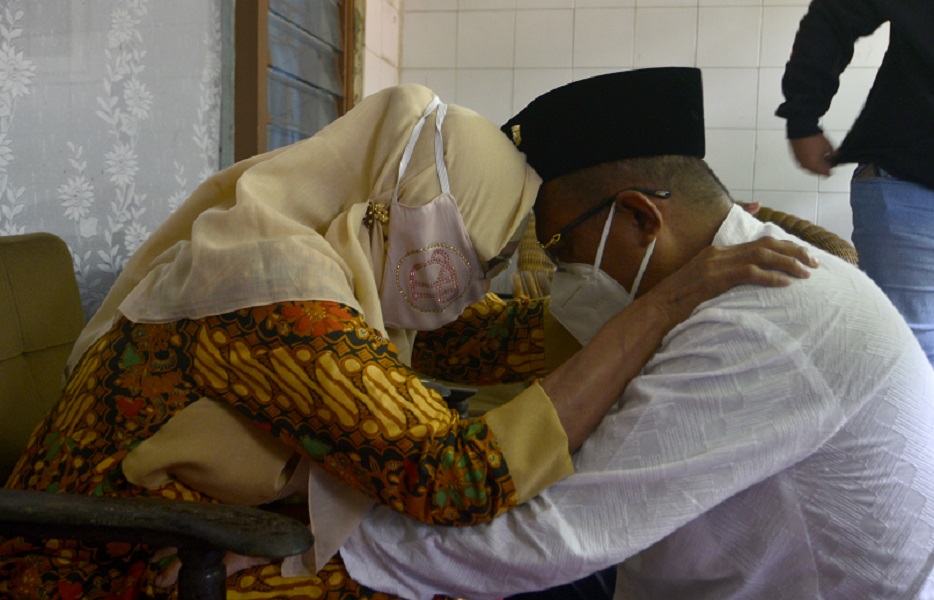 Armuji melakukan sungkem dan meminta doa restu kepada ibunya, di Jalan Nginden Baru 2, Surabaya.