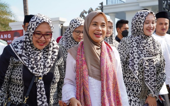 Siti Atikoh Suprianti, isteri Ganjar Pranowo mendatangi istihgosah di Ponpes Bayt Al-Hikmah, Kota Pasuruan (PDIP Jatim)