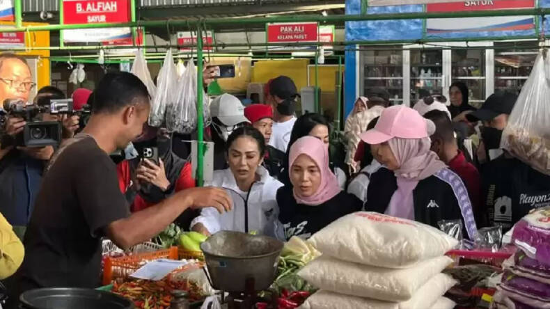 Atikoh, istri Ganjar Pranowo didamping Krisdayanti di Pasar Oro-oro Dowo Kota Malang