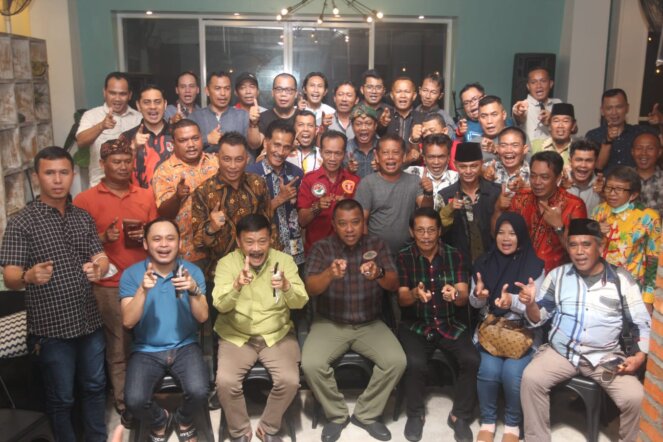 Danrem 102/Pjg Brigjen TNI Yudianto Putrajaya, S.E.,M.M. bersama ormas dan paguyuban se-Kalteng, Senin (9/5/2022)