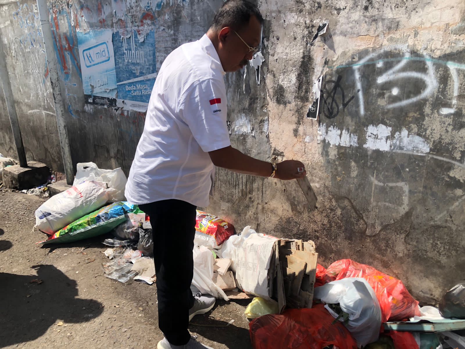 Wakil Walikota Surabaya Armuji menemukan sampah menumpuk di pinggiran jalan pasar pakis