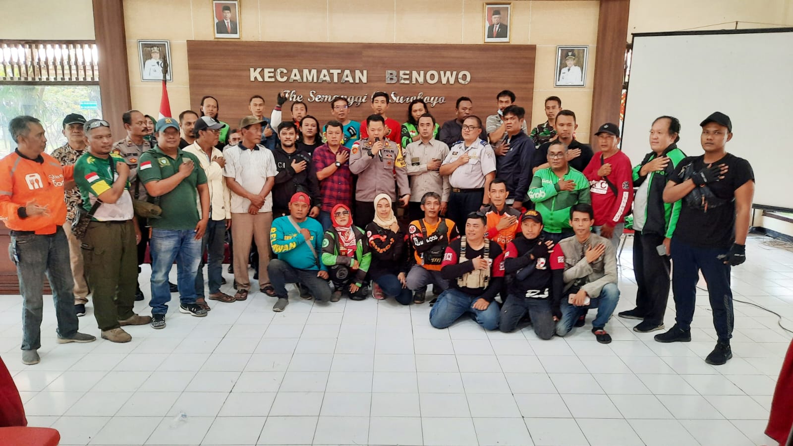 Mediasi dilakukan bersama 4 pilar Polsek Benowo, Kelurahan Osowilangon, Dishub Osowilangon dan Babinsa Setempat serta puluhan ojol dan opang Osowilangon di kantor kecamatan Benowo Surabaya ( 4/6/23 )
