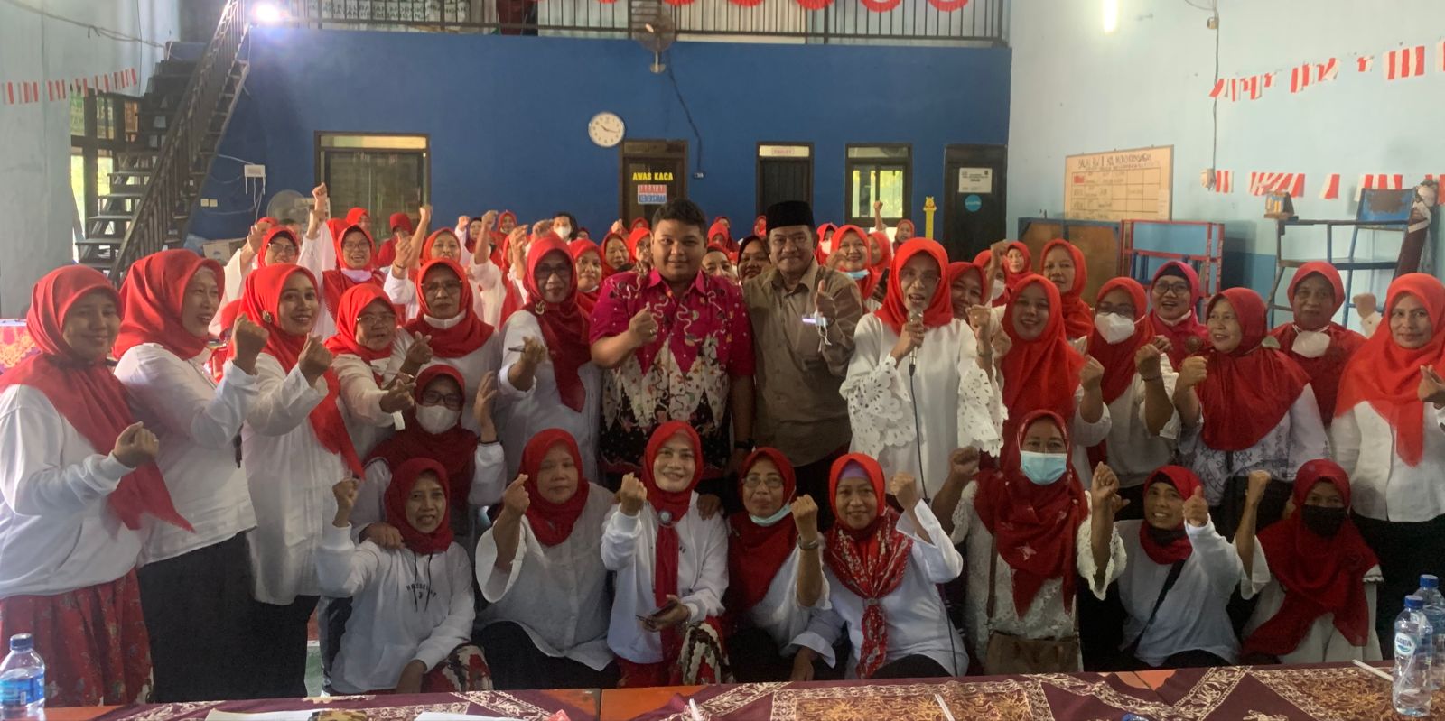 Wakil Sekretaris Dewan Pimpinan Cabang PDI Perjuangan Kota Surabaya Achmad Hidayat bersama 130 Bunda PAUD se - Kecamatan Krembangan berkumpul di balai RW III Kelurahan Morokrembangan