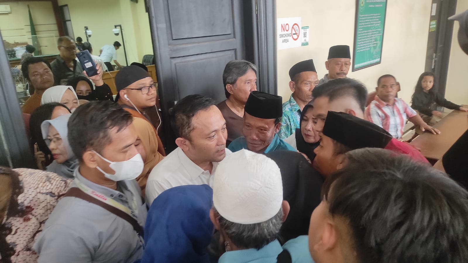 Terdakwa Sahat Simanjuntak langsung dikelilingi oleh keluarganya yang sudah menunggu diluar ruang sidang.
